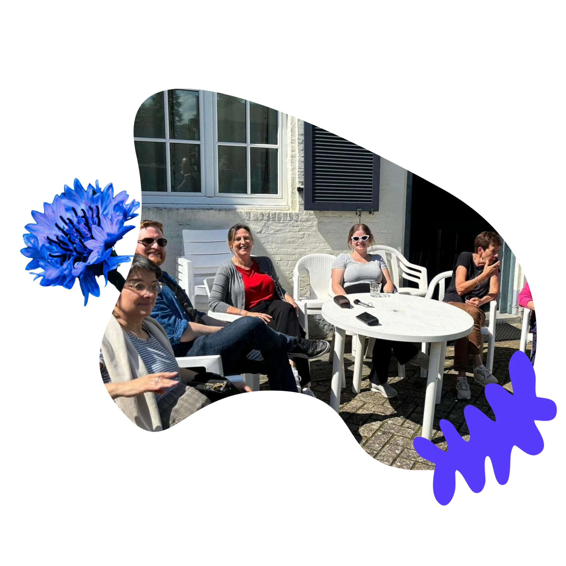 groep deelnemers in zon op terrasstoelen tijdens pauze