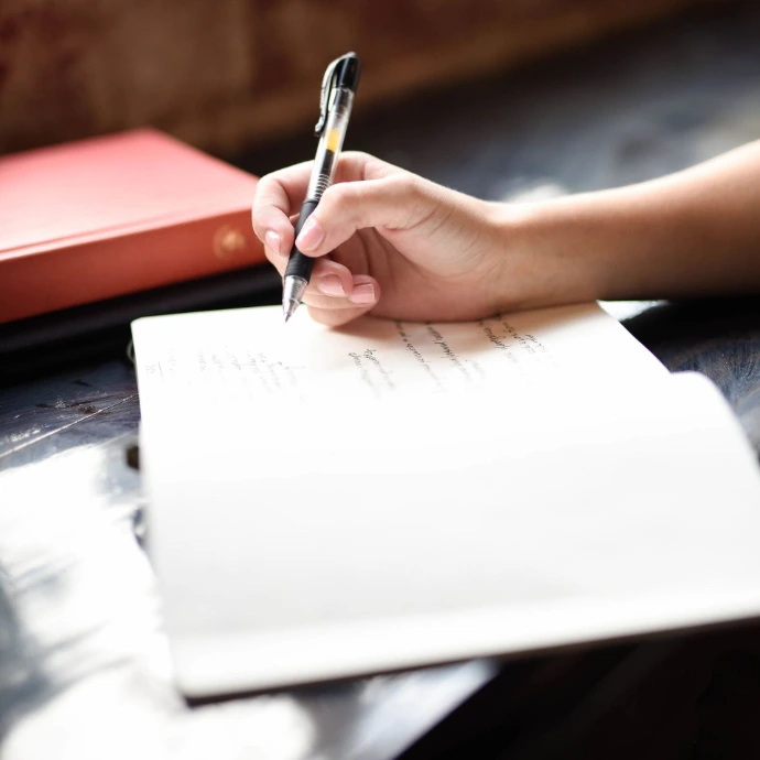 hand met pen schrijft in schrift