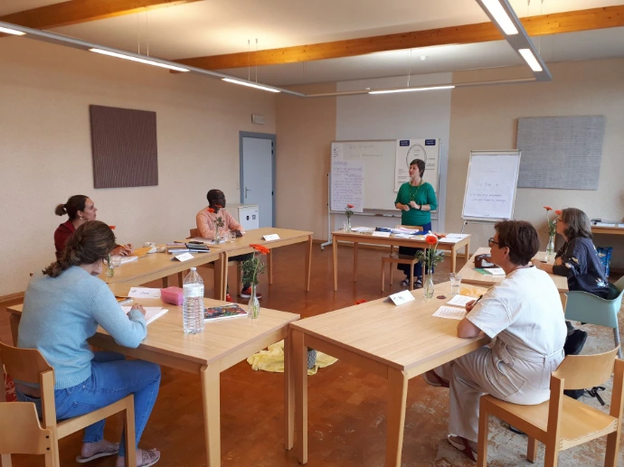 mensen zitten aan tafel in cursusruimte