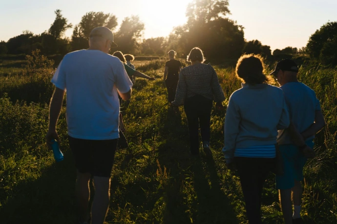 groep mensen op weg door natuur